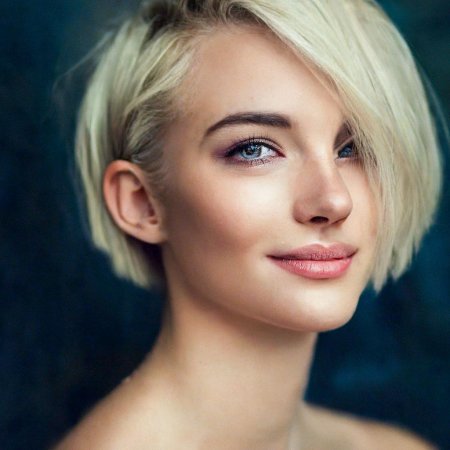 Блондинка с короткой стрижкой