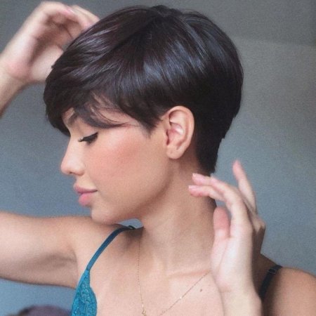 Девушка с короткой стрижкой со спины брюнетка