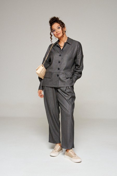 Серый брючный костюм