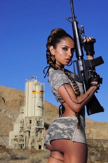 Девушка с оружием