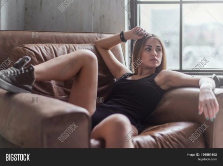 Раздевается на кожаном кресле