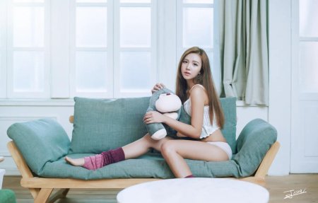 Юные девушки на диване