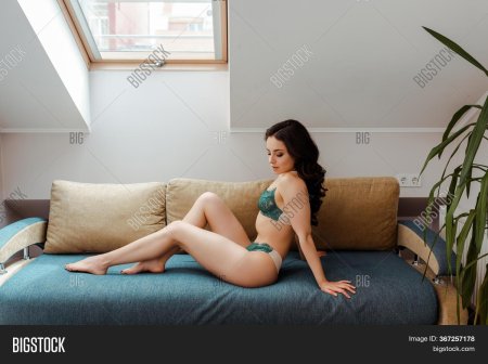 Красивая девушка на диване