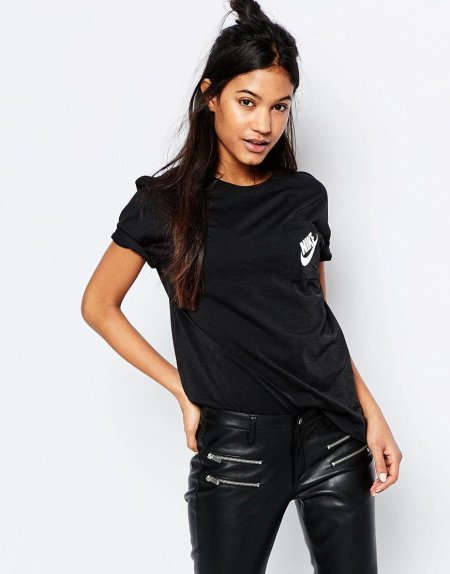 Девушка в черной футболке