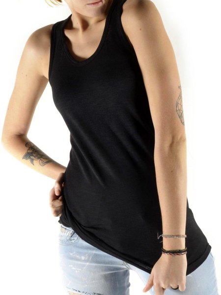 Черная футболка женская