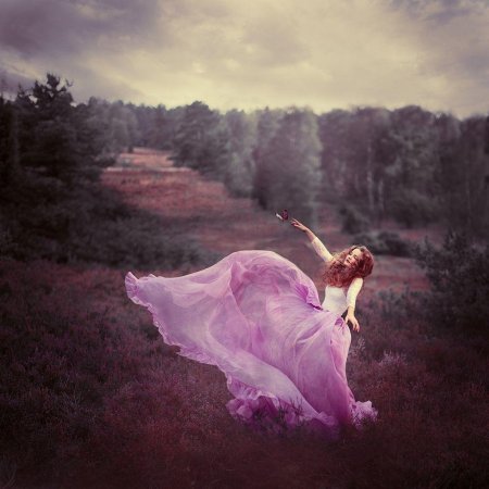 Девушка в длинном платье бежит