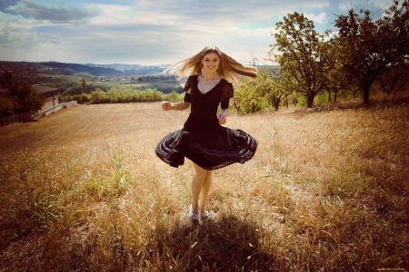 Девушка бежит в черном платье