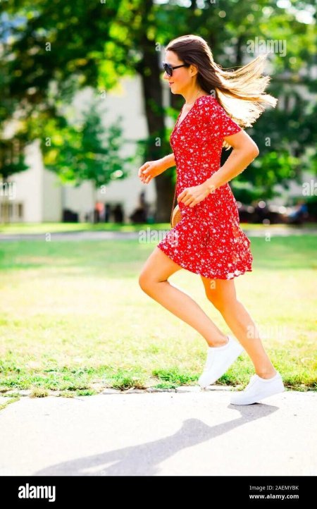 Девушка бежит в платье