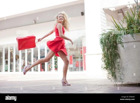 Девушка бежит в платье