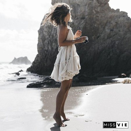 Девушка в платье на море