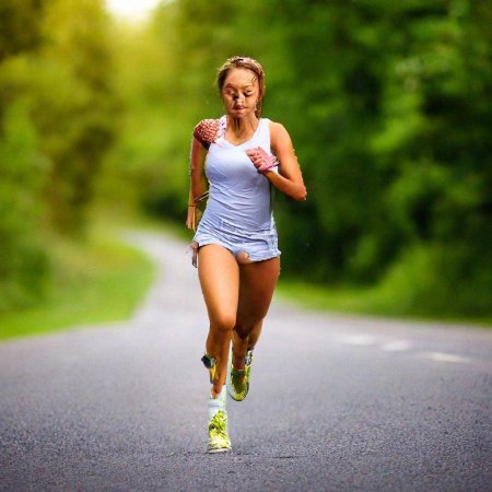 Девушка на пробежке