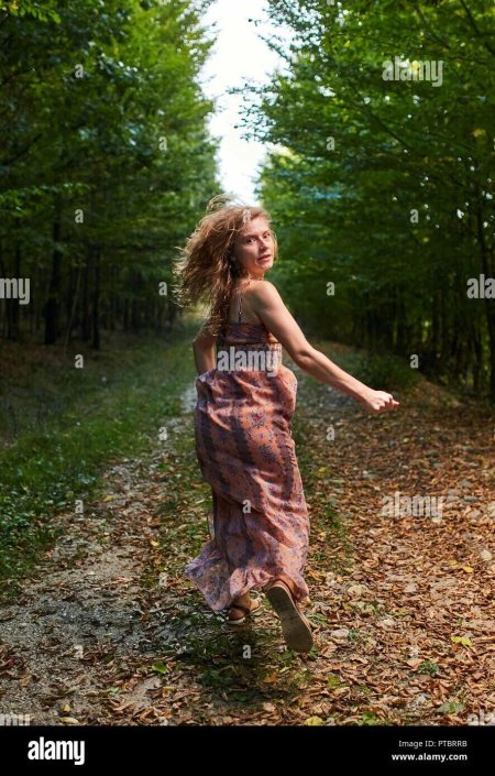 Испуганная женщина в лесу