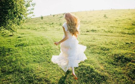 Девушка кружится в платье