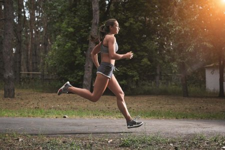 Девушка бежит