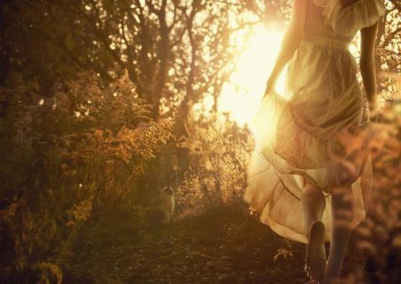 Девушка бежит в платье