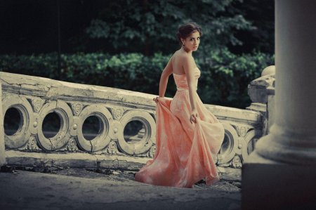 Девушка в длинном платье