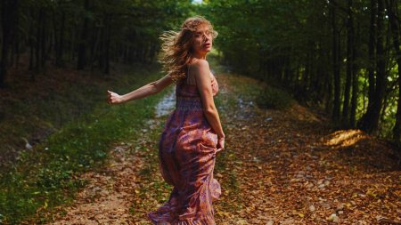 Девушка убегает в лес