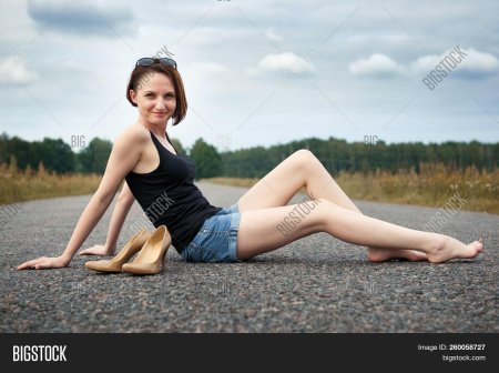 Босые девушки