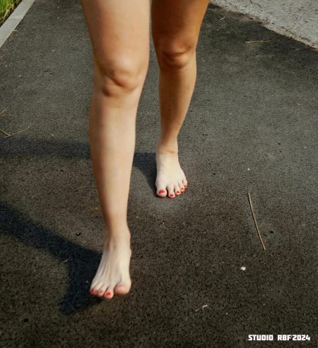 Босые ступни
