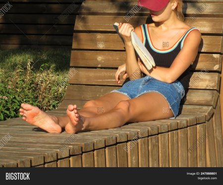 Босые девушки