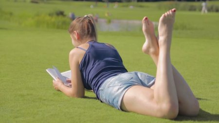 Девушка лежит на траве