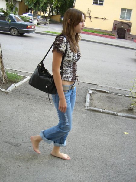 Босая девушка