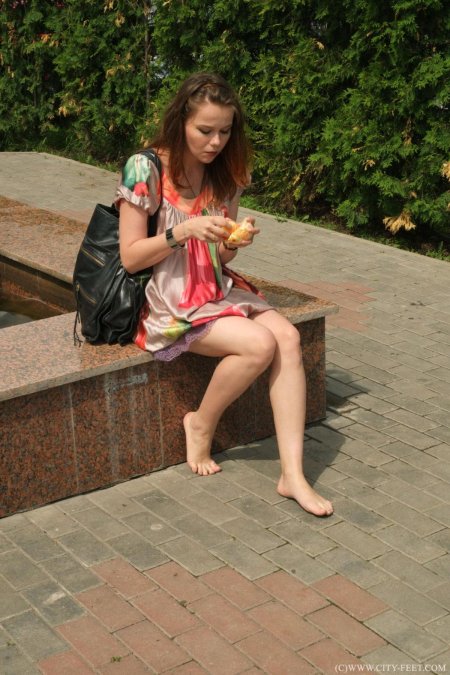 Босые девушки