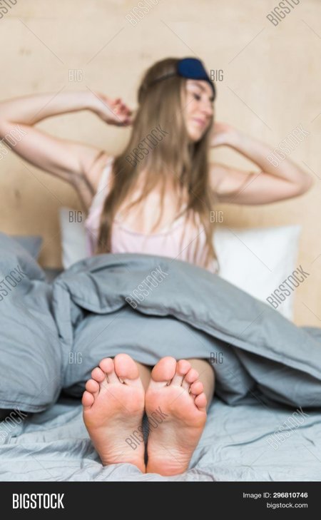 Пятки девушки подростка