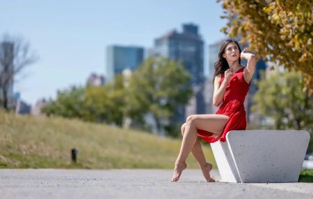 Брюнетка в Красном платье