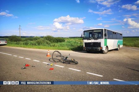 Едет на велосипеде