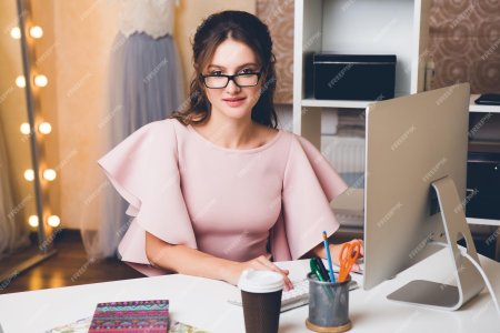 Девушка дизайнер средних лет