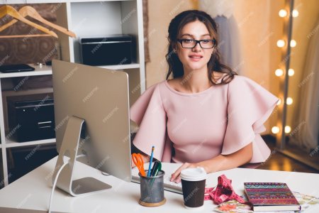 Женщина в офисе