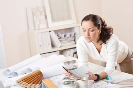 Девушка дизайнер интерьера