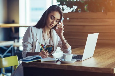 Женщина с ноутбуком