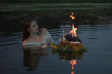 Девушка у костра