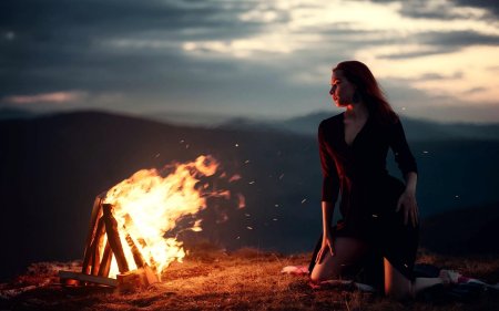 Девушка у костра вечером
