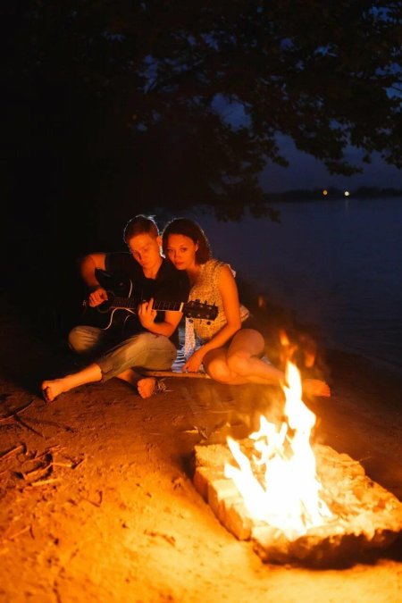 Двое у костра