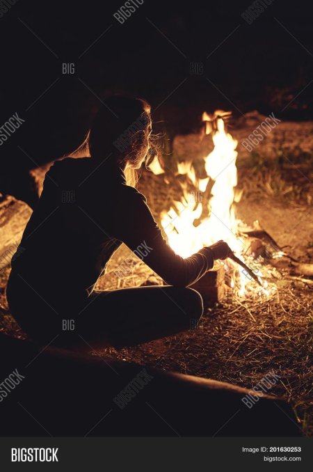 Девушка у костра ночью