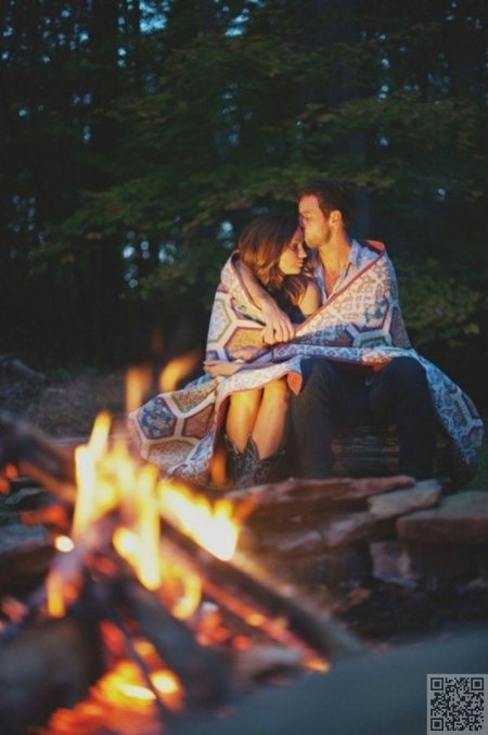 Парень с девушкой у костра