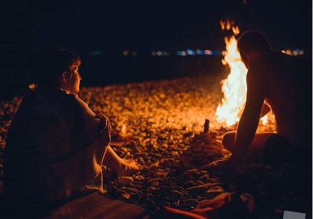 Девушка у костра