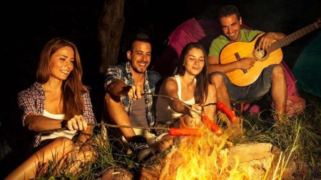 Посиделки у костра с гитарой