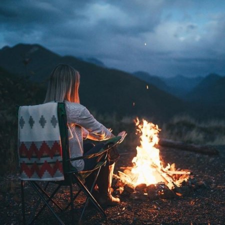 Девушка у костра