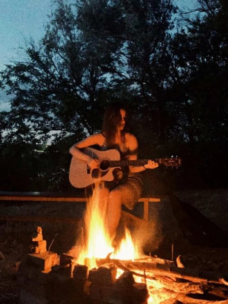С гитарой у костра