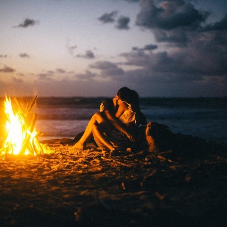 Парень с девушкой у костра