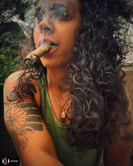 Женщина с сигарой