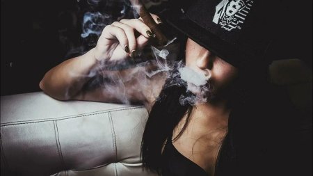 Девушка в дыму