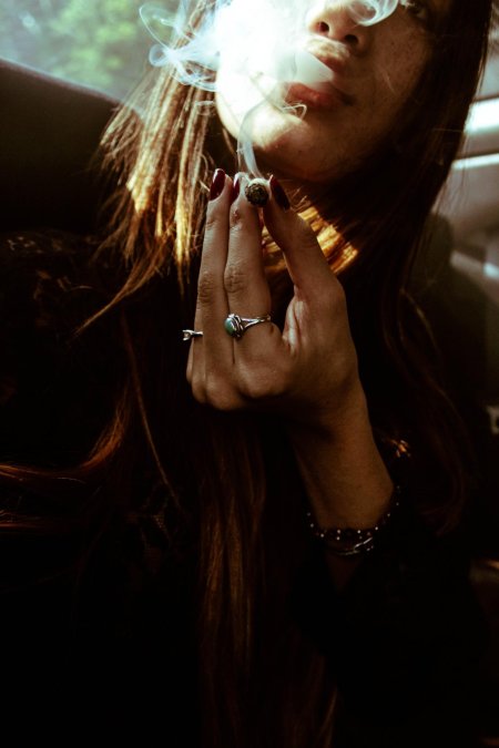 Девушка курит