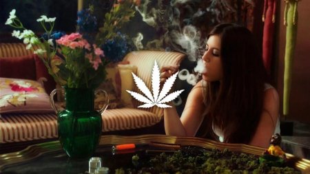 Девушка с травкой