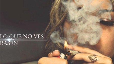 Девушка с косяком