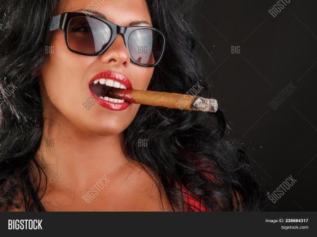 Девушка в очках курит